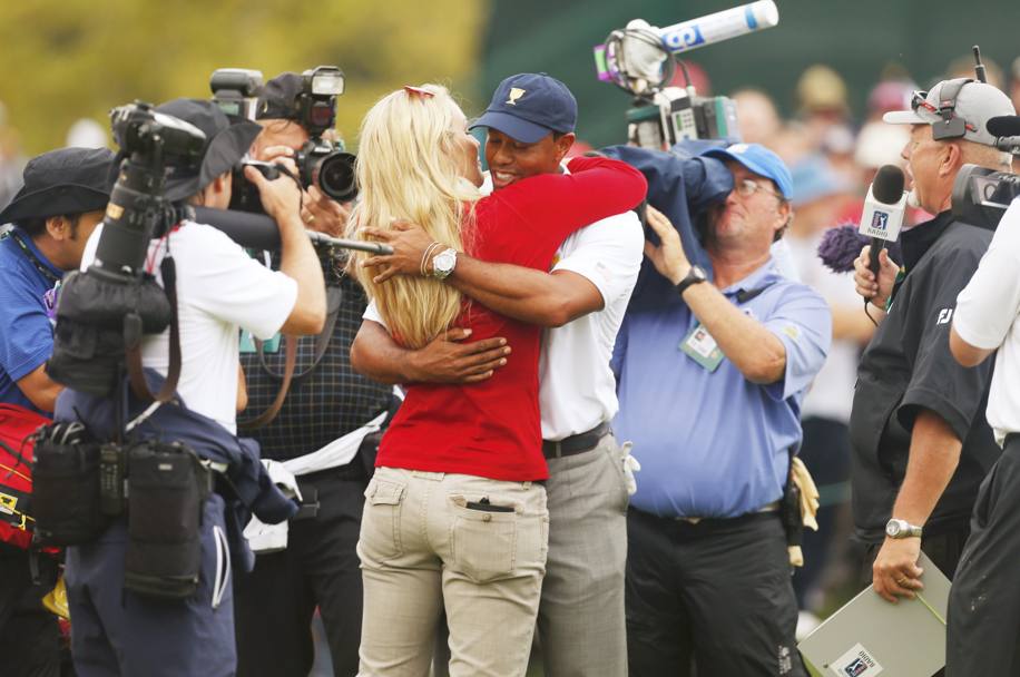 Tiger Woods e Lindsey Vonn festeggiano la vittoria degli Stati Uniti contro il resto del mondo nella President&#39;s Cup arrivata proprio dopo un punto decisivo del numero uno del ranking. Ecco l&#39;abbraccio tra i due fidanzati. Action Images
